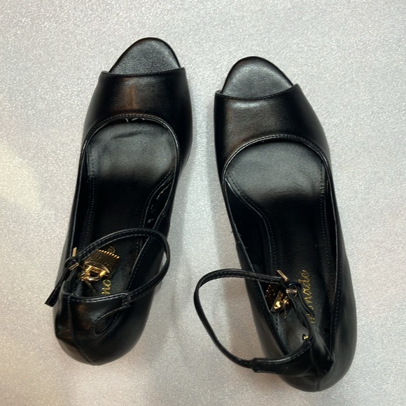 Black platform peep toe open toe heels with ankle strap and locket. Size 10. - Picture 2 of 9